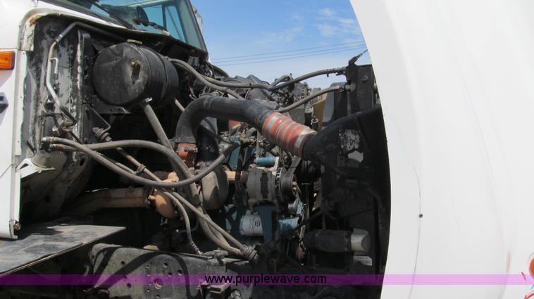 image for item G2052 1999 International 2554 dry floater truck