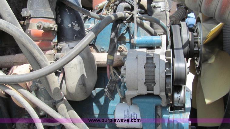 image for item G2052 1999 International 2554 dry floater truck