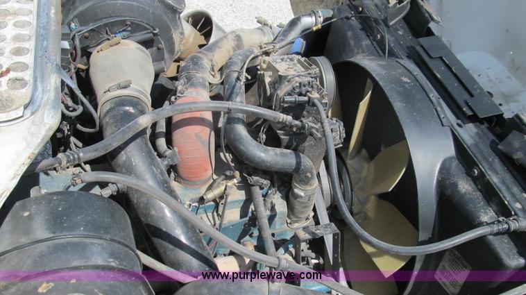 image for item G2052 1999 International 2554 dry floater truck