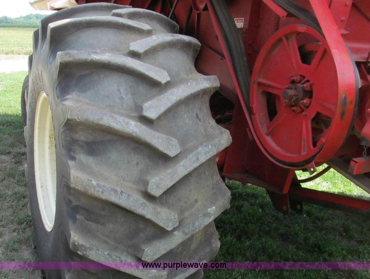 image for item G2058 1979 International 1460 Axial-Flow 2WD combine