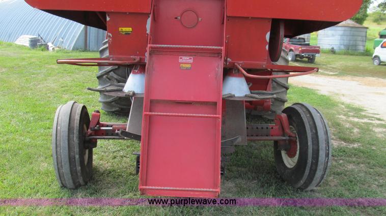 image for item G2058 1979 International 1460 Axial-Flow 2WD combine