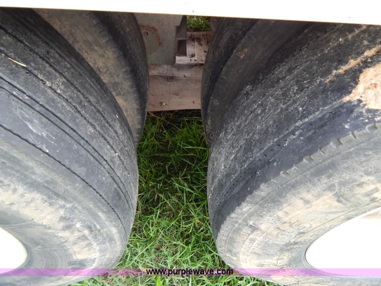 image for item G3340 1999 Wilson 52'L cattle pot trailer