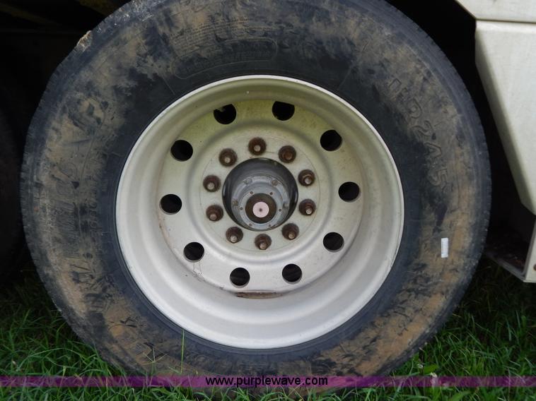 image for item G3340 1999 Wilson 52'L cattle pot trailer