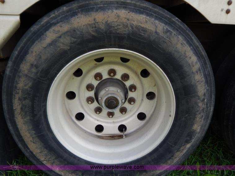 image for item G3340 1999 Wilson 52'L cattle pot trailer