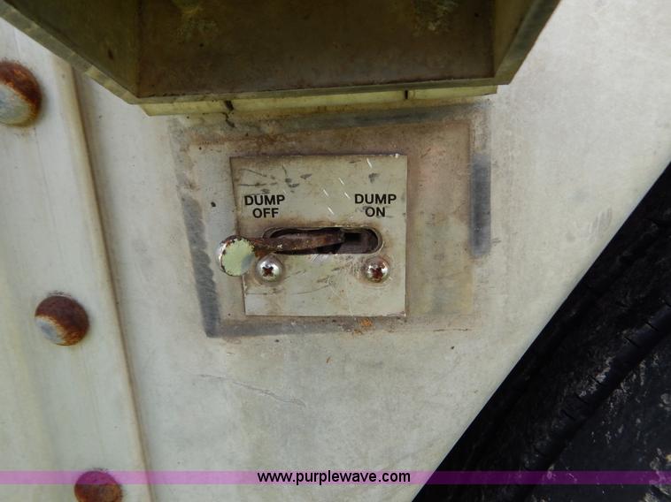 image for item G3340 1999 Wilson 52'L cattle pot trailer