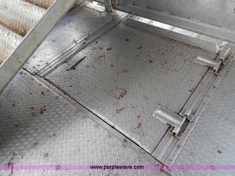 image for item G3340 1999 Wilson 52'L cattle pot trailer