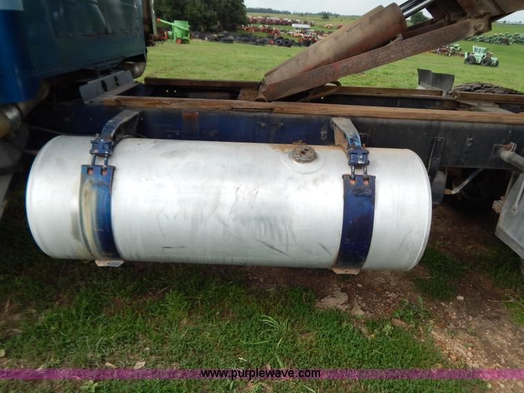 image for item G3342 1984 Freightliner dump truck