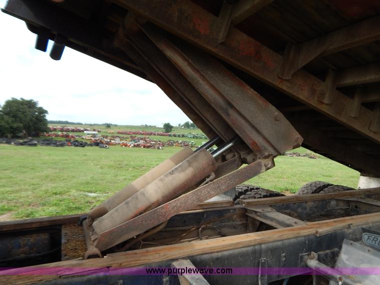 image for item G3342 1984 Freightliner dump truck