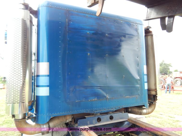 image for item G3342 1984 Freightliner dump truck