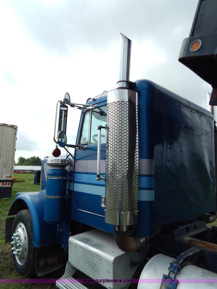 image for item G3342 1984 Freightliner dump truck