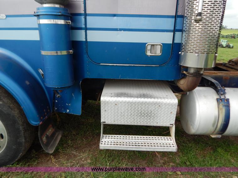 image for item G3342 1984 Freightliner dump truck