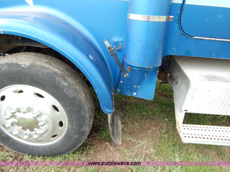 image for item G3342 1984 Freightliner dump truck