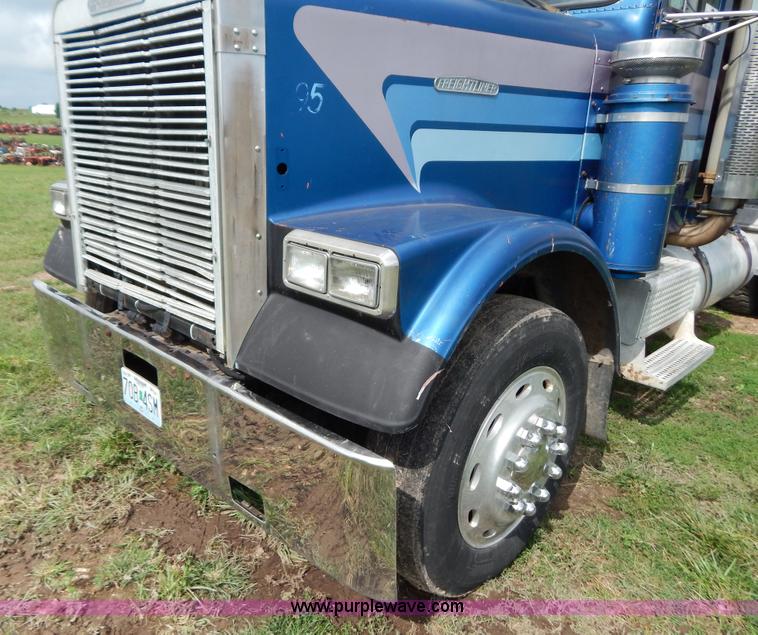 image for item G3342 1984 Freightliner dump truck