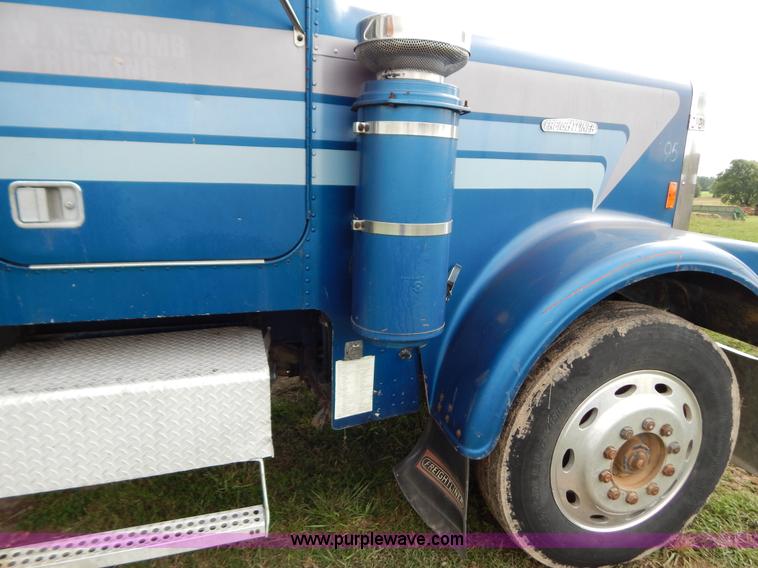 image for item G3342 1984 Freightliner dump truck