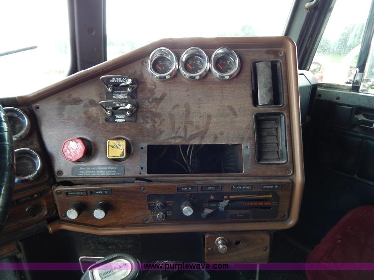 image for item G3342 1984 Freightliner dump truck