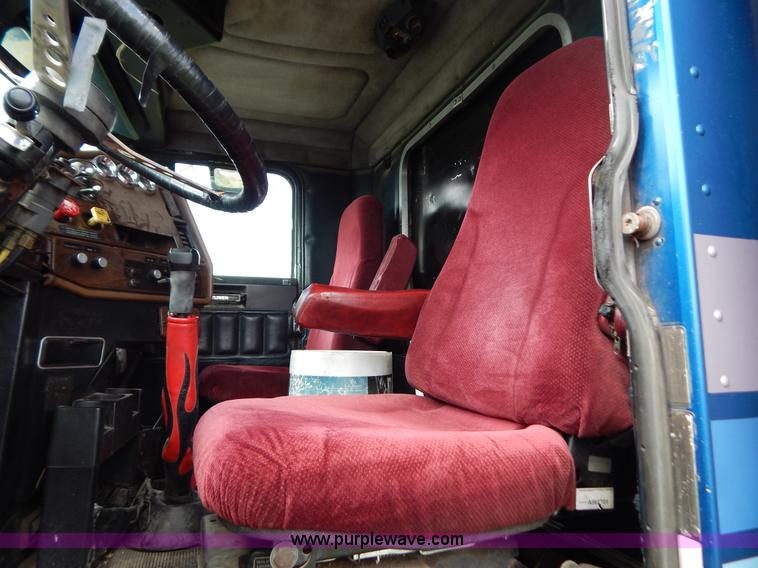 image for item G3342 1984 Freightliner dump truck