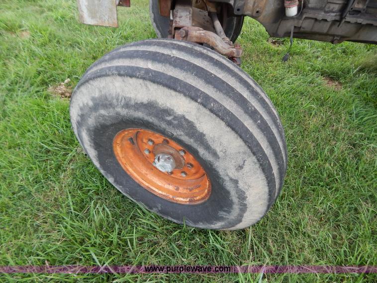 image for item G3352 1976 Massey-Ferguson 1135 tractor