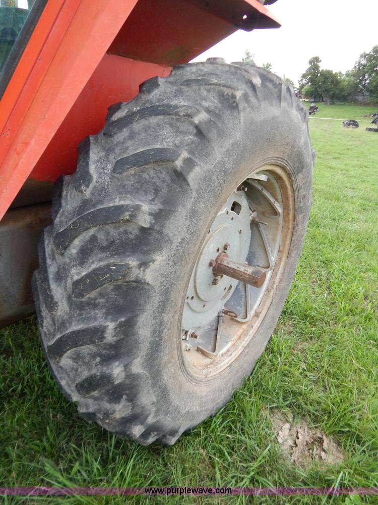 image for item G3352 1976 Massey-Ferguson 1135 tractor