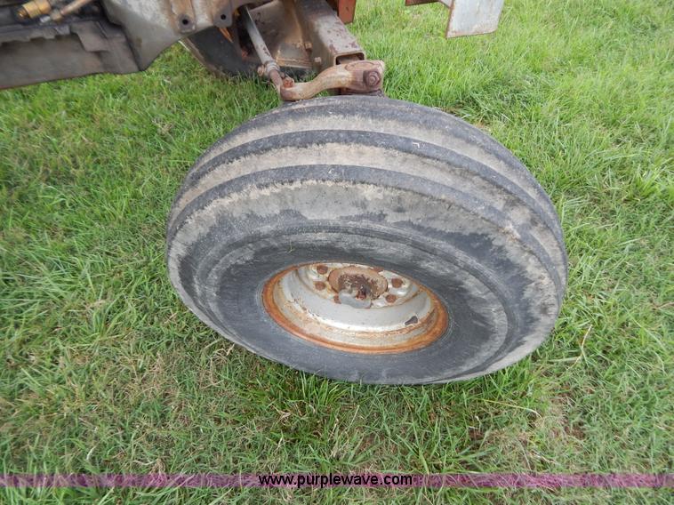 image for item G3352 1976 Massey-Ferguson 1135 tractor