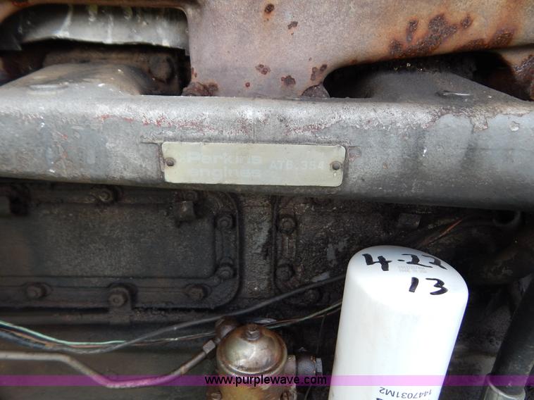 image for item G3352 1976 Massey-Ferguson 1135 tractor