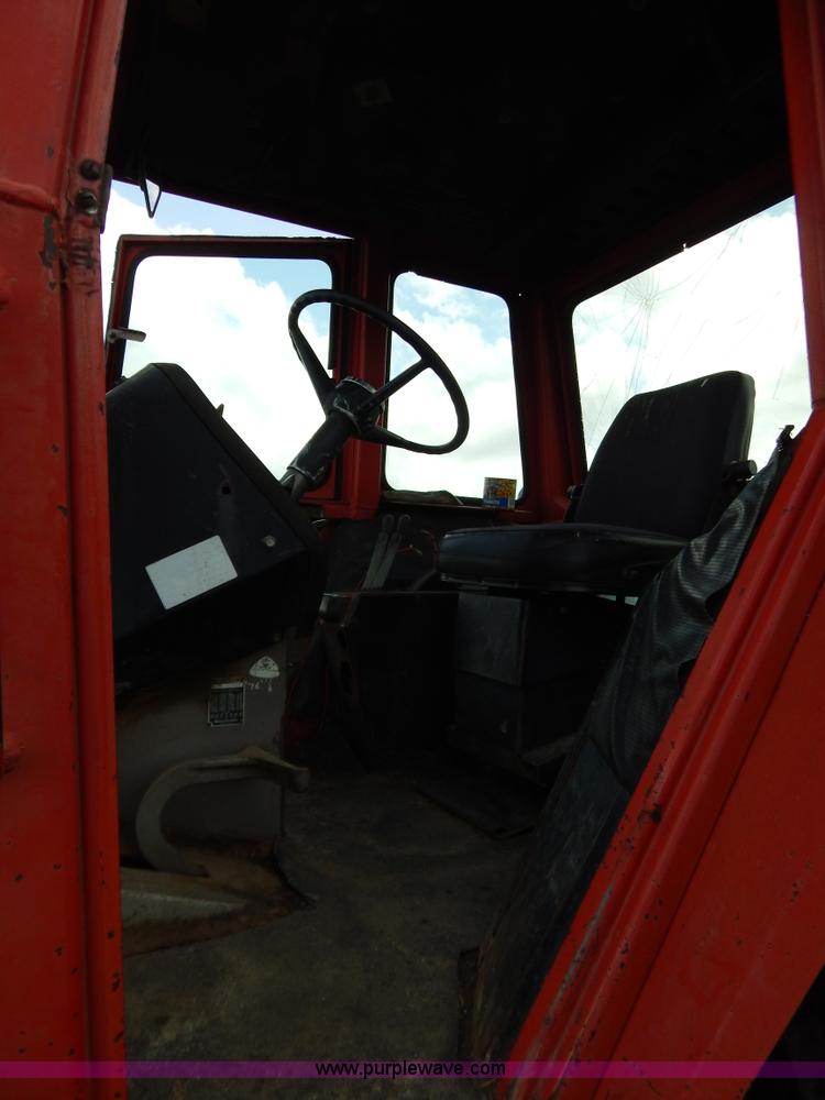 image for item G3352 1976 Massey-Ferguson 1135 tractor