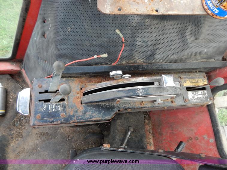 image for item G3352 1976 Massey-Ferguson 1135 tractor