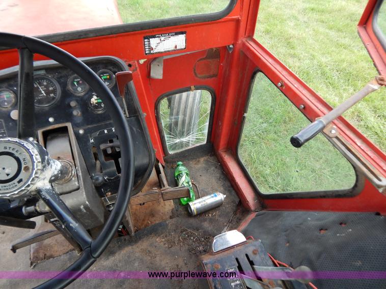 image for item G3352 1976 Massey-Ferguson 1135 tractor