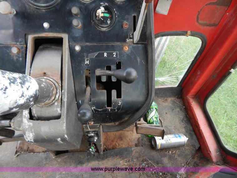 image for item G3352 1976 Massey-Ferguson 1135 tractor