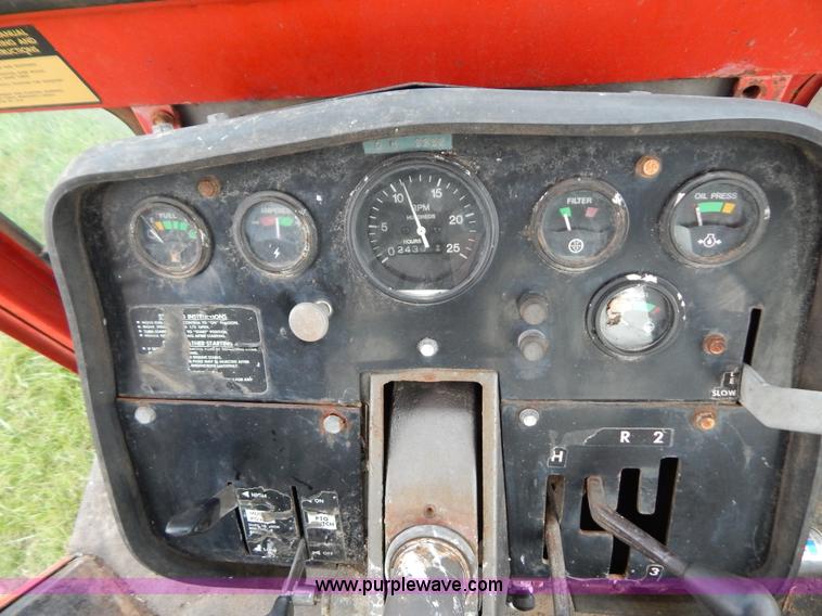 image for item G3352 1976 Massey-Ferguson 1135 tractor