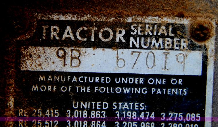 image for item G3352 1976 Massey-Ferguson 1135 tractor