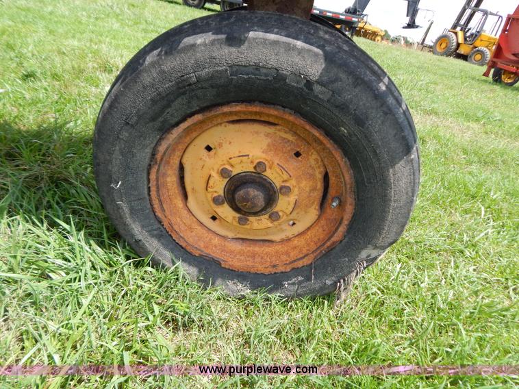 image for item G3354 Minneapolis Moline U-302 tractor