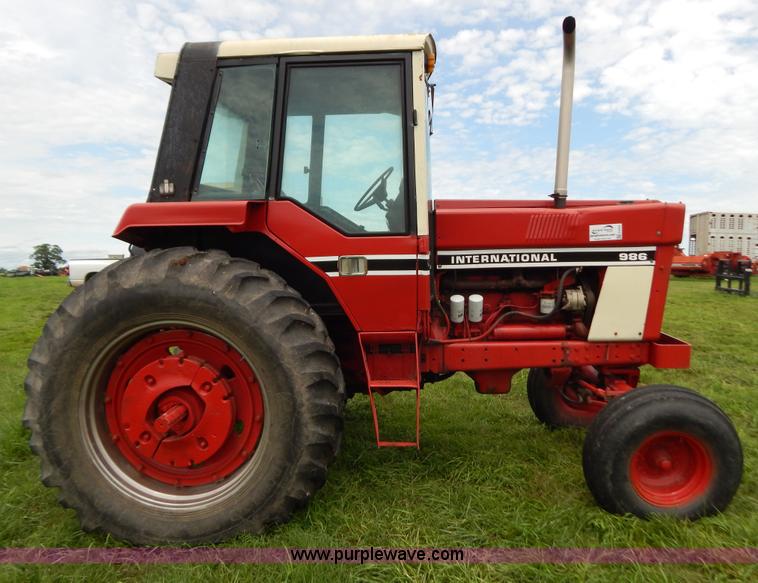 image for item G3404 1977 International 986 tractor