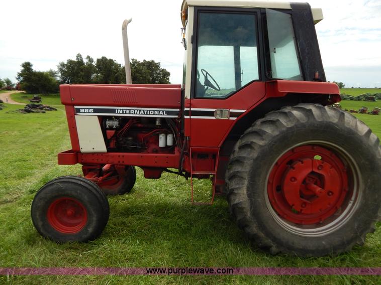 image for item G3404 1977 International 986 tractor