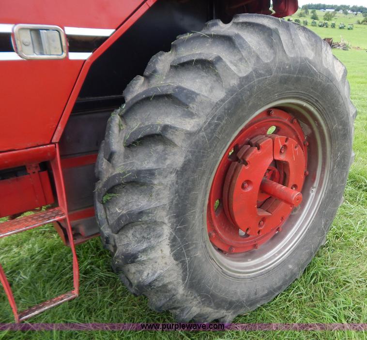 image for item G3404 1977 International 986 tractor