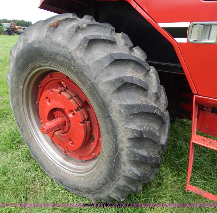 image for item G3404 1977 International 986 tractor