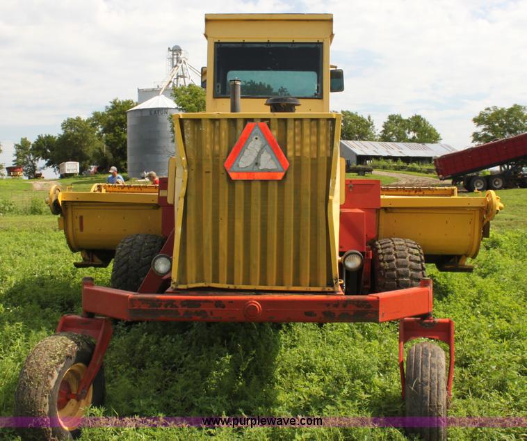 image for item G4058 1985 New Holland 1116 Speedrower self-propelled swather