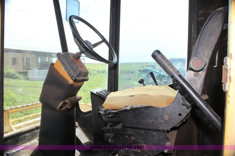 image for item G4058 1985 New Holland 1116 Speedrower self-propelled swather