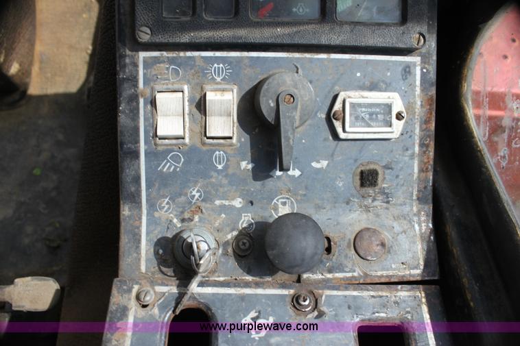 image for item G4058 1985 New Holland 1116 Speedrower self-propelled swather