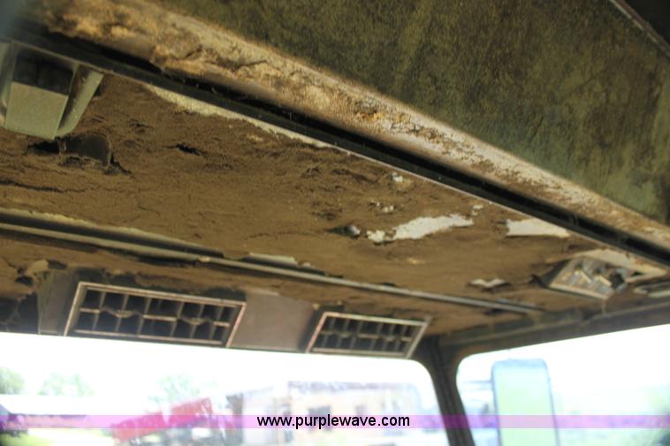 image for item G4058 1985 New Holland 1116 Speedrower self-propelled swather