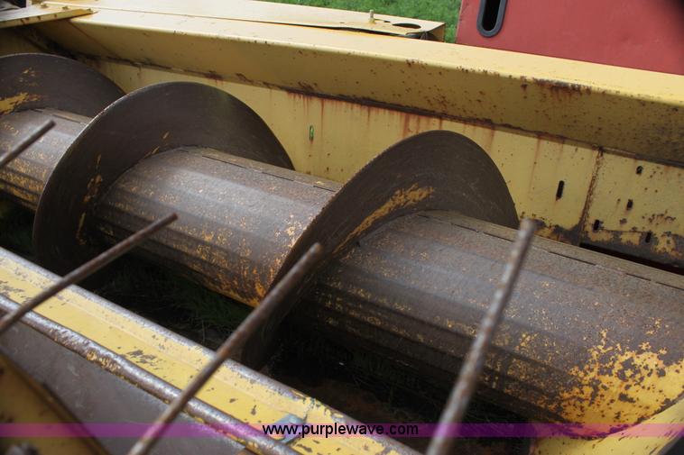 image for item G4058 1985 New Holland 1116 Speedrower self-propelled swather