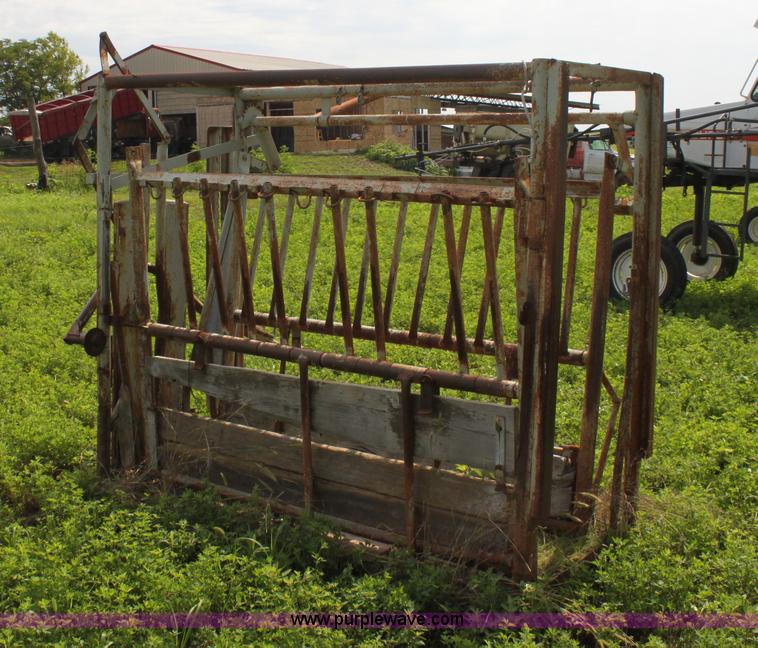 WW cattle working chute in Emporia, KS Item G4061 sold Purple Wave