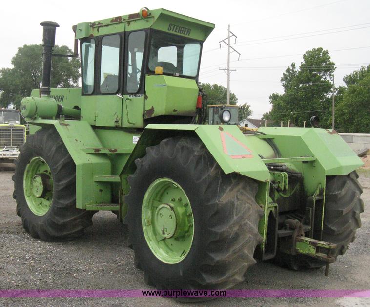 image for item H6493 1986 Steiger Bearcat II 4WD tractor