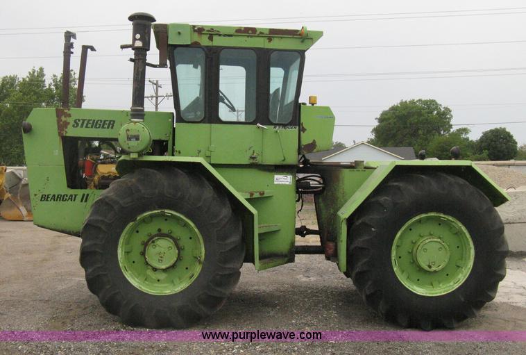 image for item H6493 1986 Steiger Bearcat II 4WD tractor