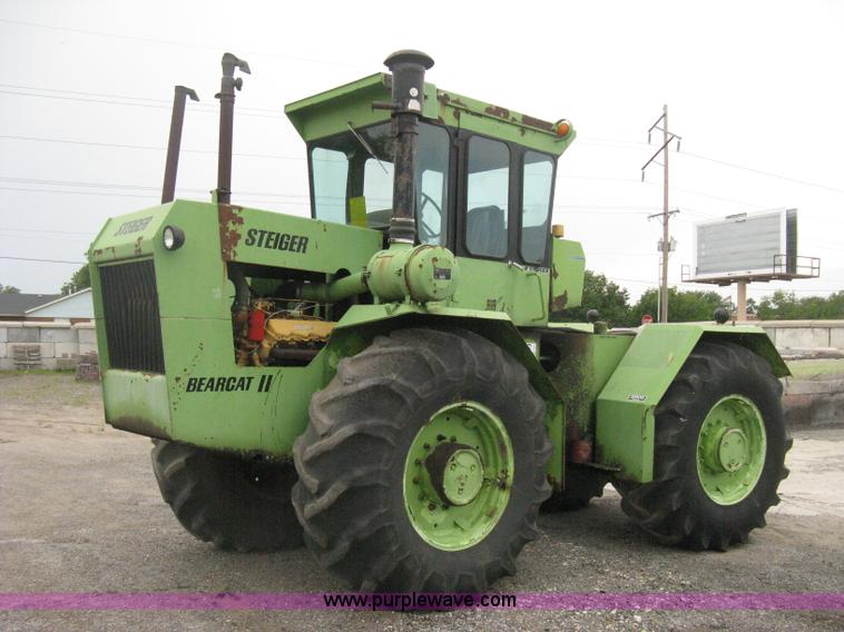 image for item H6493 1986 Steiger Bearcat II 4WD tractor