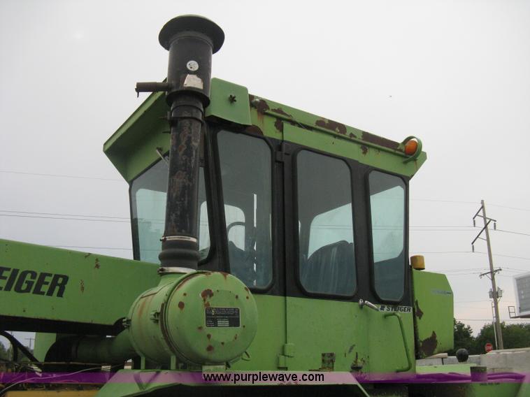 image for item H6493 1986 Steiger Bearcat II 4WD tractor