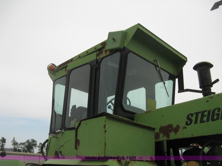 image for item H6493 1986 Steiger Bearcat II 4WD tractor