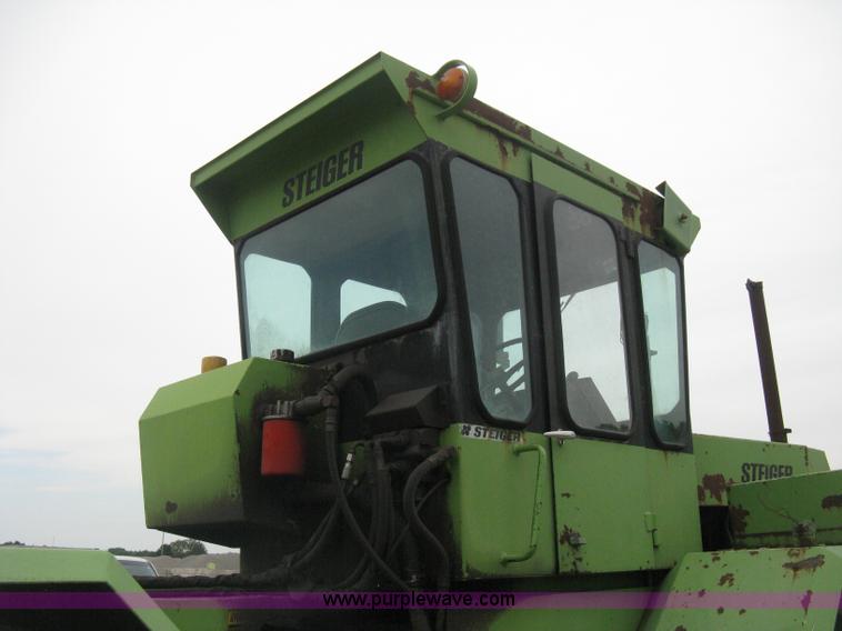 image for item H6493 1986 Steiger Bearcat II 4WD tractor