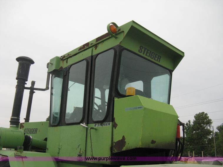 image for item H6493 1986 Steiger Bearcat II 4WD tractor