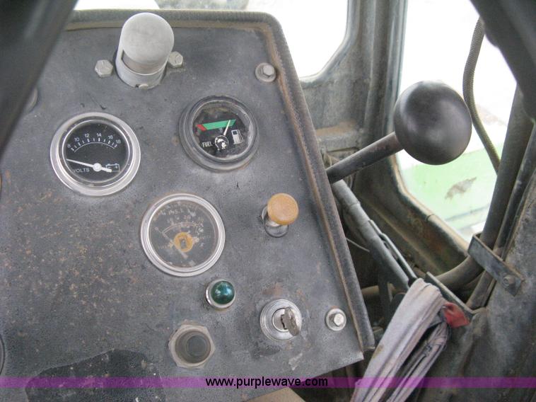 image for item H6493 1986 Steiger Bearcat II 4WD tractor