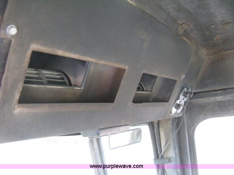 image for item H6493 1986 Steiger Bearcat II 4WD tractor